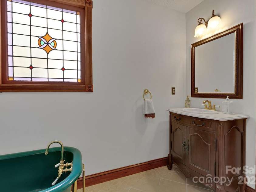 122 Windy Hills Lane, Leicester, NC 28748.  MLS# CAR4240865, YatesRealty ID 6195. Bath