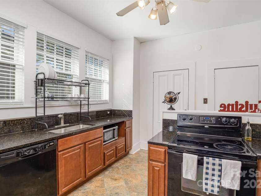 642 Front Street, Statesville, NC 28677.  MLS# CAR4234083, YatesRealty ID 6196. 