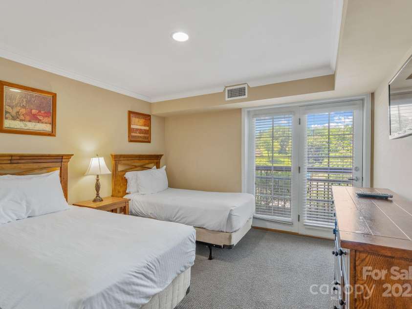 111 Bowling Park Road, Asheville, NC 28803.  MLS# CAR4280920, YatesRealty ID 6198. 