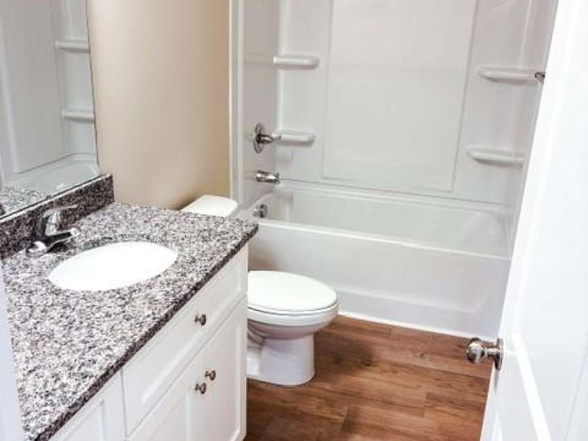 816 Evergreen Avenue, Kannapolis, NC 28081.  MLS# CAR4346562, YatesRealty ID 6199. Hall Bath