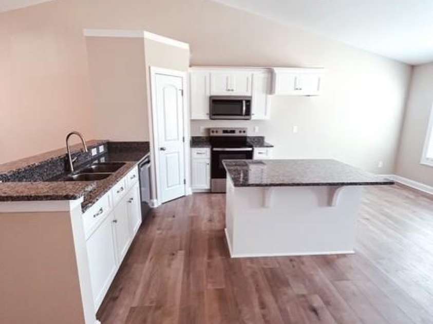 816 Evergreen Avenue, Kannapolis, NC 28081.  MLS# CAR4346562, YatesRealty ID 6199. Kitchen-Dining Area