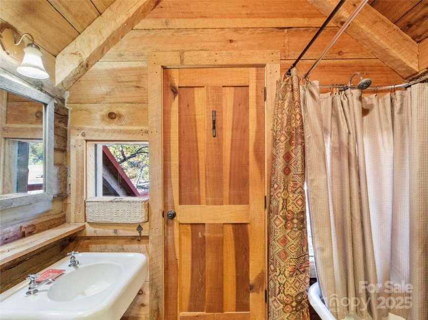 996 Halls Chapel Road, Burnsville, NC 28714.  MLS# CAR4314014, YatesRealty ID 620. Full bath w/ claw tub/shower