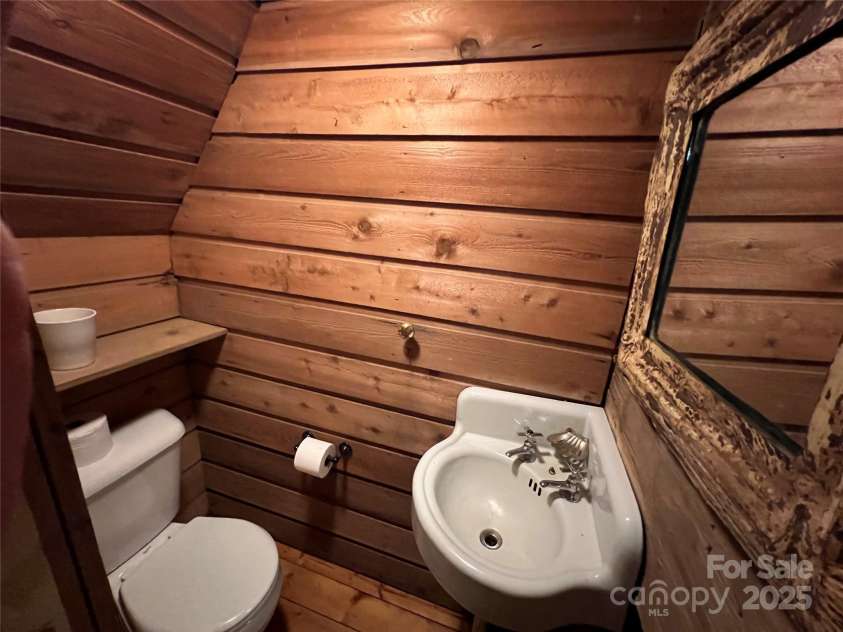 996 Halls Chapel Road, Burnsville, NC 28714.  MLS# CAR4314014, YatesRealty ID 620. Half bath