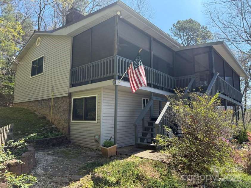 605 Lakeshore Drive, Franklin, NC 28734.  MLS# CAR4247934, YatesRealty ID 6204. 