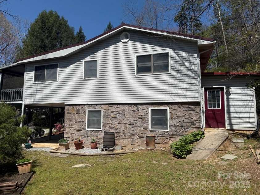 605 Lakeshore Drive, Franklin, NC 28734.  MLS# CAR4247934, YatesRealty ID 6204. 