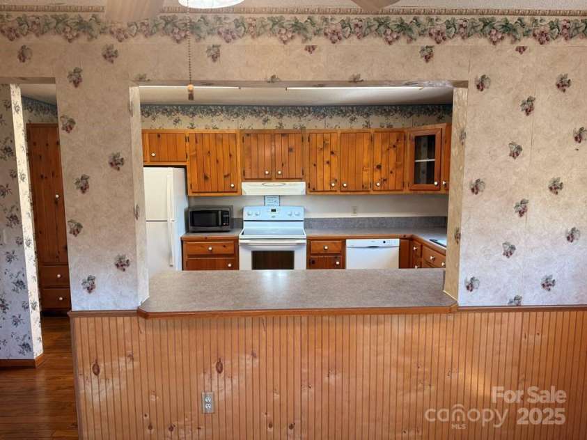 605 Lakeshore Drive, Franklin, NC 28734.  MLS# CAR4247934, YatesRealty ID 6204. 