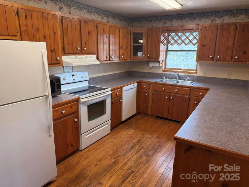 605 Lakeshore Drive, Franklin, NC 28734.  MLS# CAR4247934, YatesRealty ID 6204. 