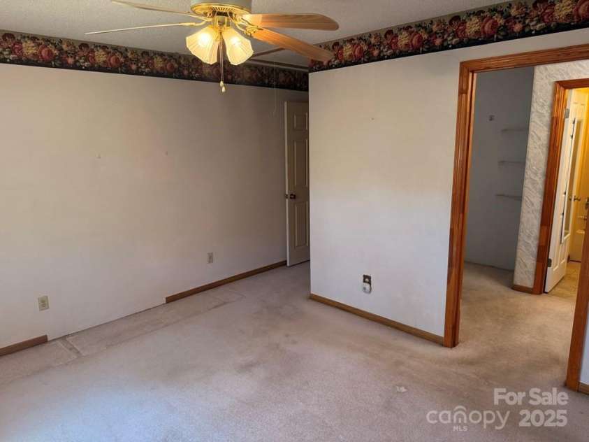 605 Lakeshore Drive, Franklin, NC 28734.  MLS# CAR4247934, YatesRealty ID 6204. 