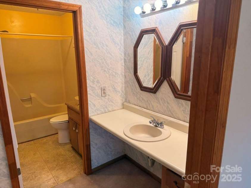 605 Lakeshore Drive, Franklin, NC 28734.  MLS# CAR4247934, YatesRealty ID 6204. 