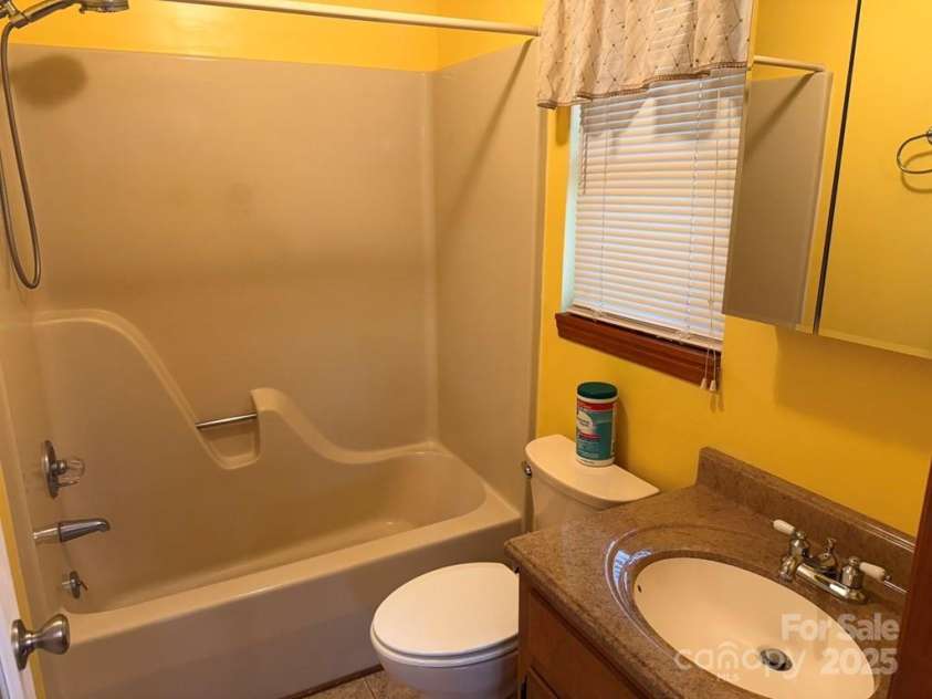 605 Lakeshore Drive, Franklin, NC 28734.  MLS# CAR4247934, YatesRealty ID 6204. 