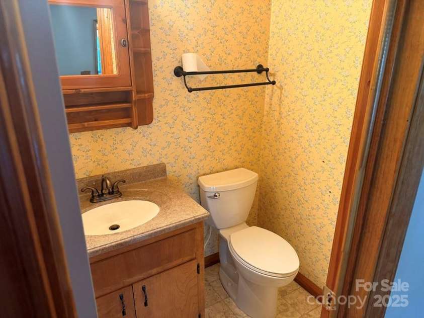 605 Lakeshore Drive, Franklin, NC 28734.  MLS# CAR4247934, YatesRealty ID 6204. 