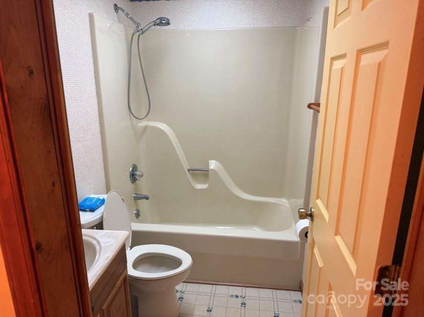 605 Lakeshore Drive, Franklin, NC 28734.  MLS# CAR4247934, YatesRealty ID 6204. 