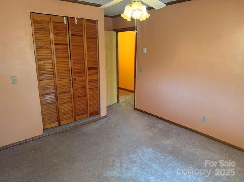 605 Lakeshore Drive, Franklin, NC 28734.  MLS# CAR4247934, YatesRealty ID 6204. 