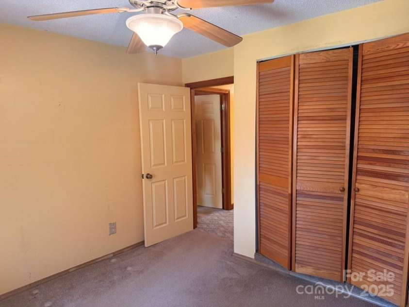 605 Lakeshore Drive, Franklin, NC 28734.  MLS# CAR4247934, YatesRealty ID 6204. 