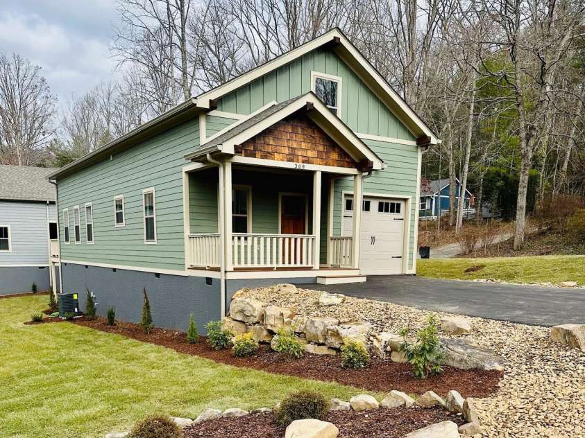 308 Ninth Street, Black Mountain, NC 28711.  MLS# CAR4210597, YatesRealty ID 6209. 