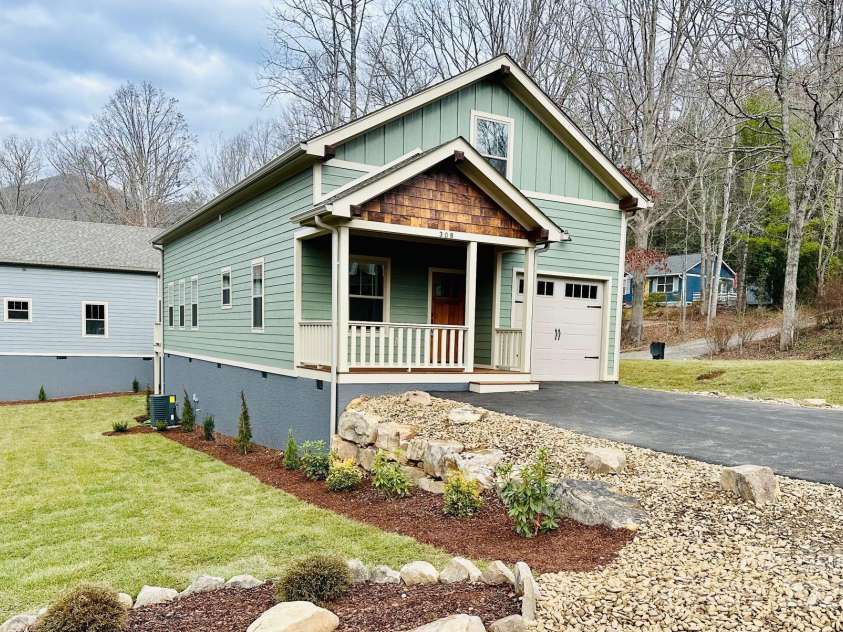 308 Ninth Street, Black Mountain, NC 28711.  MLS# CAR4210597, YatesRealty ID 6209. 