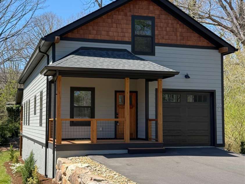 203 2 Oconeechee Avenue, Black Mountain, NC 28711.  MLS# CAR4313516, YatesRealty ID 6210. 