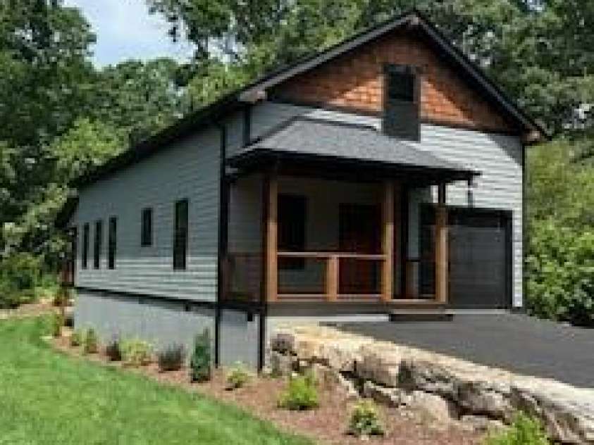 203 2 Oconeechee Avenue, Black Mountain, NC 28711.  MLS# CAR4313516, YatesRealty ID 6210. 