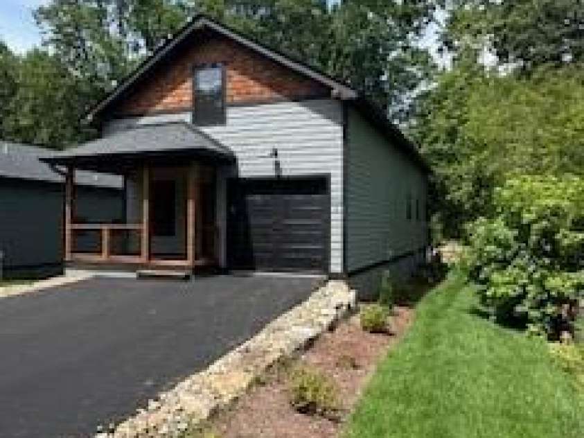 203 2 Oconeechee Avenue, Black Mountain, NC 28711.  MLS# CAR4313516, YatesRealty ID 6210. 