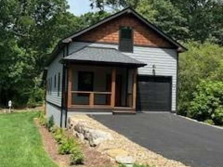 203 2 Oconeechee Avenue, Black Mountain, NC 28711.  MLS# CAR4313516, YatesRealty ID 6210. 