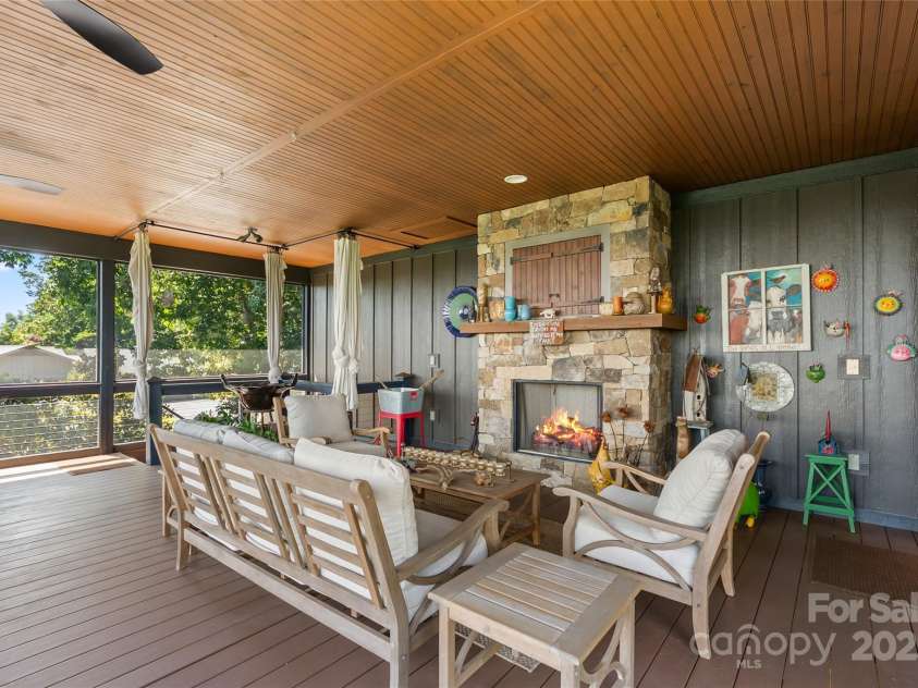 159 Alta Circle, Hendersonville, NC 28739.  MLS# CAR4300821, YatesRealty ID 6211. Cozy enough to curl up with a book!