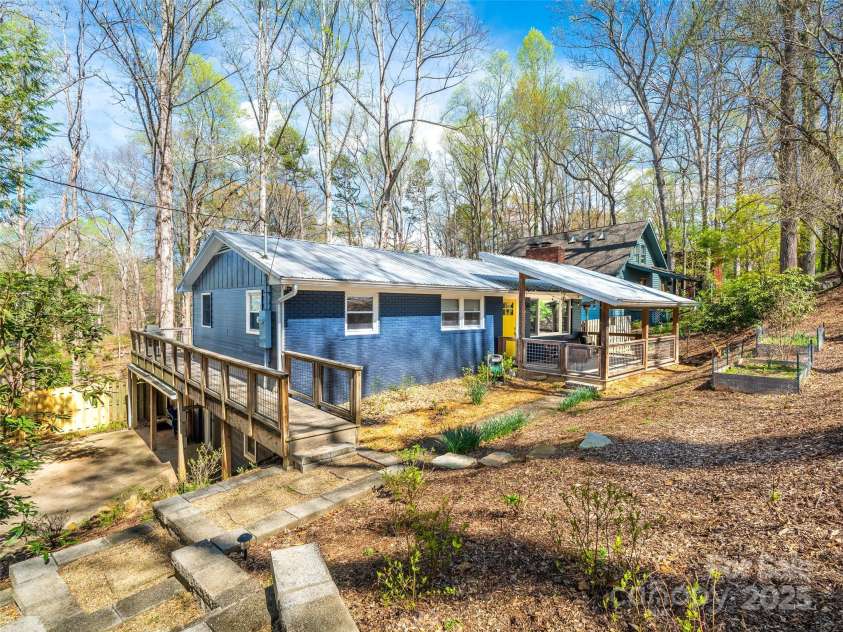 93 Morningside Drive, Asheville, NC 28806.  MLS# CAR4244401, YatesRealty ID 6214. 93 Morningside Drive in West Asheville.
