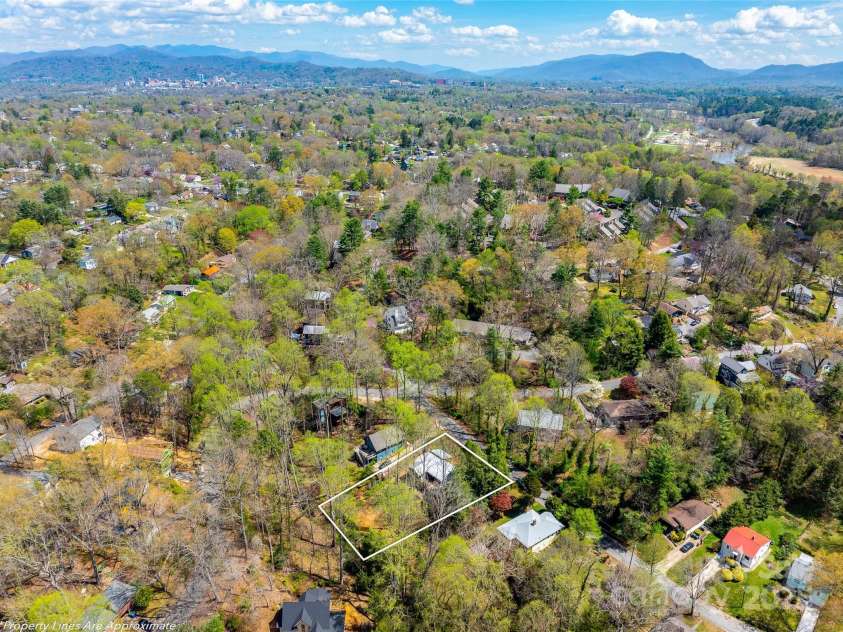 93 Morningside Drive, Asheville, NC 28806.  MLS# CAR4244401, YatesRealty ID 6214. Close to all things West Asheville!