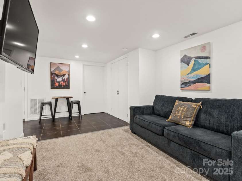 93 Morningside Drive, Asheville, NC 28806.  MLS# CAR4244401, YatesRealty ID 6214. Cute den and dining area.