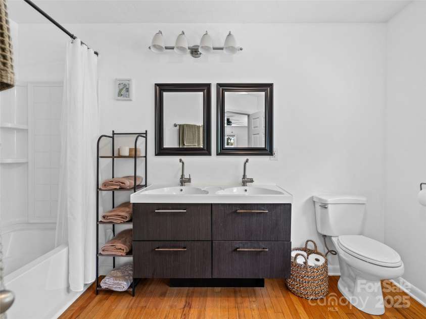 93 Morningside Drive, Asheville, NC 28806.  MLS# CAR4244401, YatesRealty ID 6214. Primary bathroom