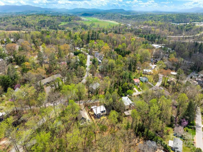 93 Morningside Drive, Asheville, NC 28806.  MLS# CAR4244401, YatesRealty ID 6214. Sweet neighborhood location.