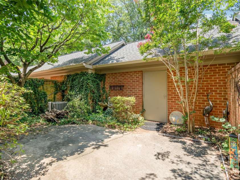 2825 Sharon View Road, Charlotte, NC 28210.  MLS# CAR4275065, YatesRealty ID 6215. 