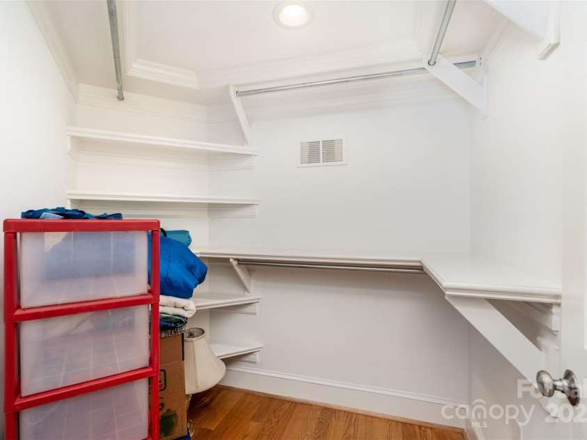 2825 Sharon View Road, Charlotte, NC 28210.  MLS# CAR4275065, YatesRealty ID 6215. 