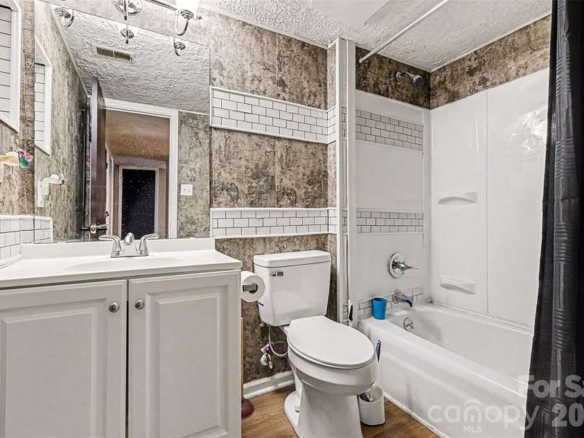 6102 Honeysuckle Lane, Charlotte, NC 28212.  MLS# CAR4336867, YatesRealty ID 6216. 