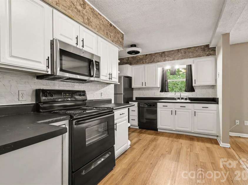 6102 Honeysuckle Lane, Charlotte, NC 28212.  MLS# CAR4336867, YatesRealty ID 6216. 