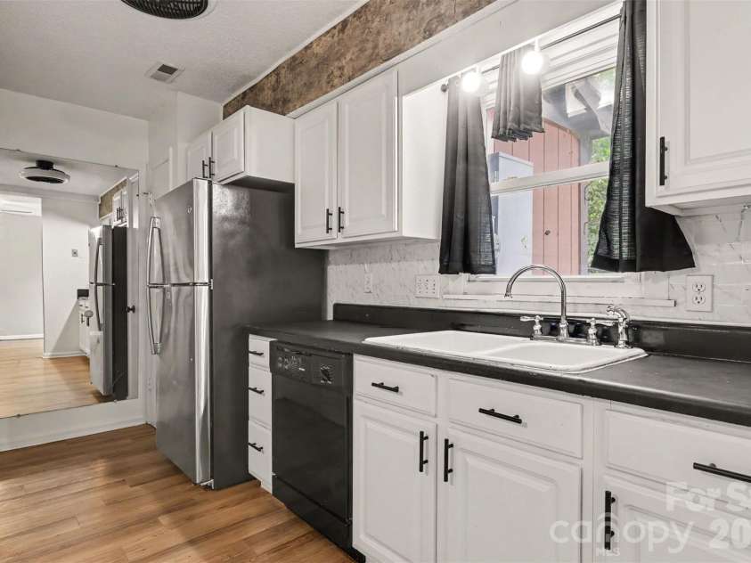 6102 Honeysuckle Lane, Charlotte, NC 28212.  MLS# CAR4336867, YatesRealty ID 6216. 