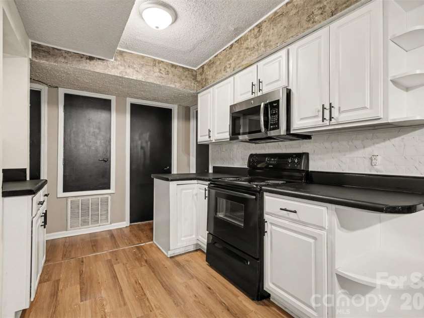 6102 Honeysuckle Lane, Charlotte, NC 28212.  MLS# CAR4336867, YatesRealty ID 6216. 