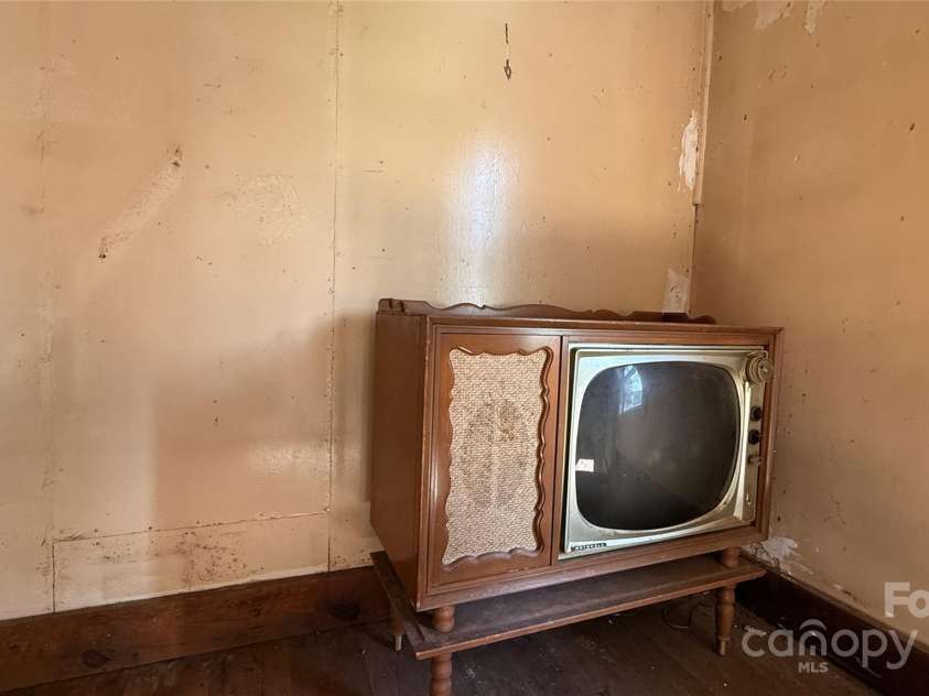 41 Upper Shut In Road, Hot Springs, NC 27843.  MLS# CAR4307080, YatesRealty ID 622. 