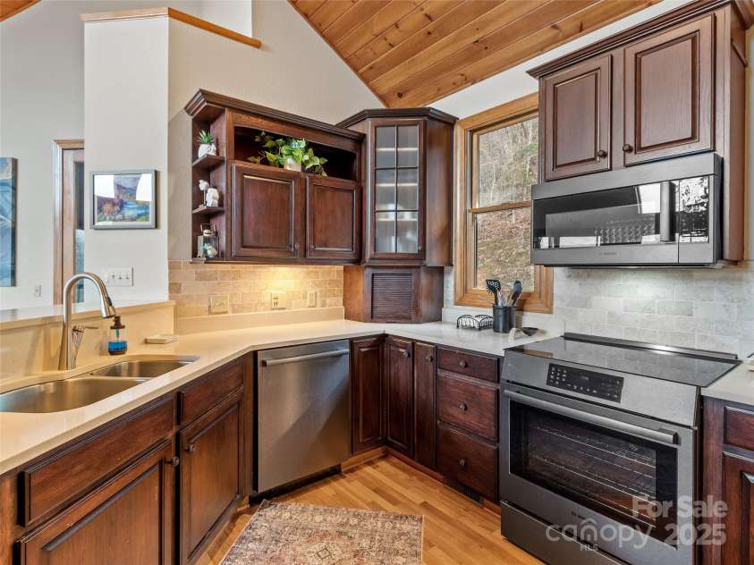 45 Ivy Point Lane, Burnsville, NC 28714.  MLS# CAR4217822, YatesRealty ID 622. 