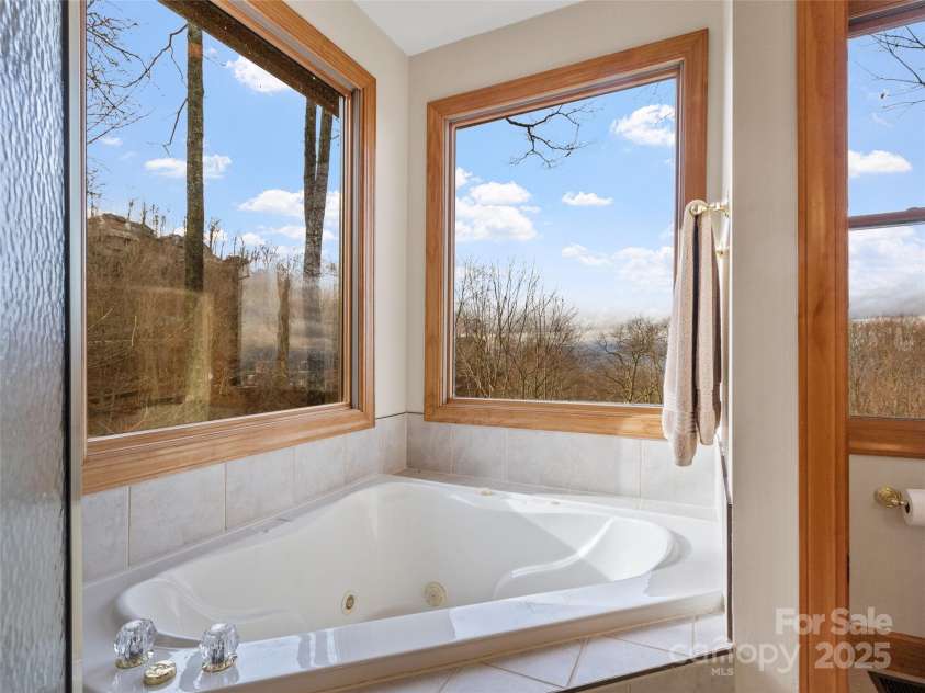 45 Ivy Point Lane, Burnsville, NC 28714.  MLS# CAR4217822, YatesRealty ID 622. 