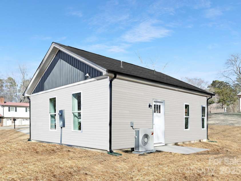 925 Park Drive, Statesville, NC 28677.  MLS# CAR4235871, YatesRealty ID 6221. Representation