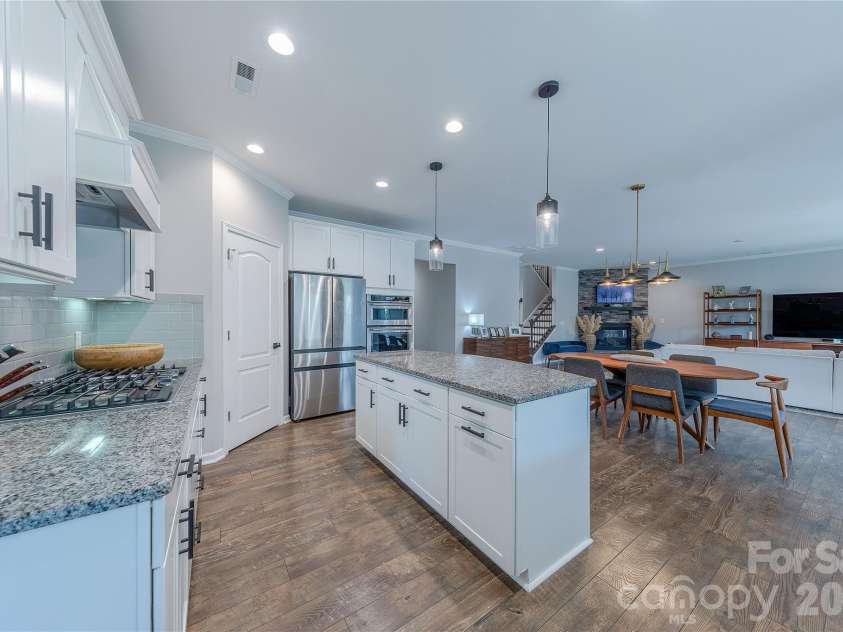 270 Hampton Trail Drive, Fort Mill, SC 29708.  MLS# CAR4349571, YatesRealty ID 6222. Granite Counters & Tile Backsplash