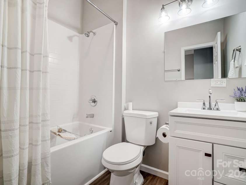 1901 Parkdale Avenue, Gastonia, NC 28052.  MLS# CAR4244181, YatesRealty ID 6223. Main suite Bath