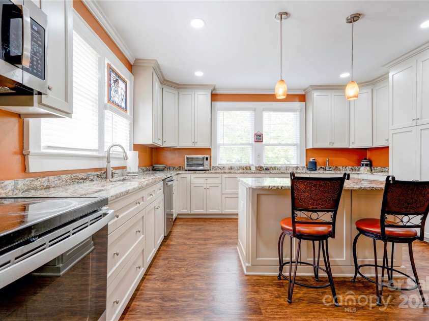 615 Warren Street, Shelby, NC 28150.  MLS# CAR4298346, YatesRealty ID 6229. Kitchen