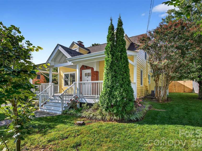 109 Dougherty Street, Black Mountain, NC 28711.  MLS# CAR4303236, YatesRealty ID 6230. 
