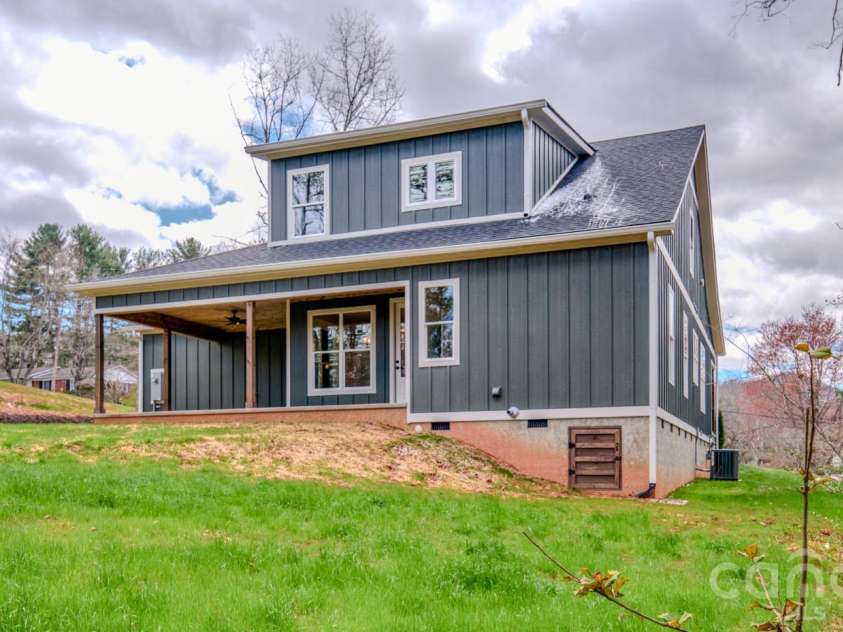2 Holly Hill Court, Asheville, NC 28806.  MLS# CAR4356854, YatesRealty ID 6233. 