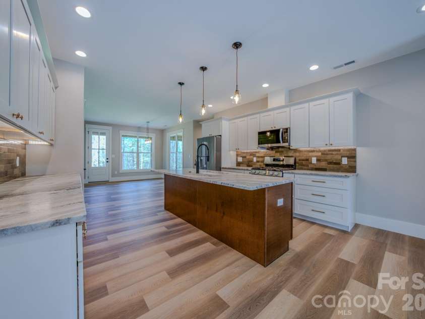 2 Holly Hill Court, Asheville, NC 28806.  MLS# CAR4356854, YatesRealty ID 6233. 
