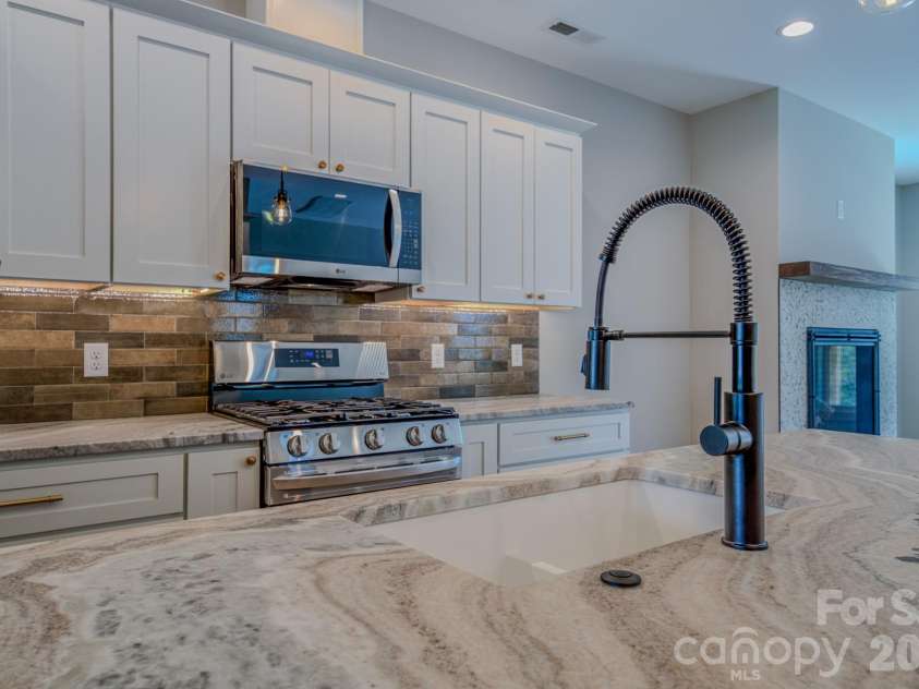 2 Holly Hill Court, Asheville, NC 28806.  MLS# CAR4356854, YatesRealty ID 6233. 