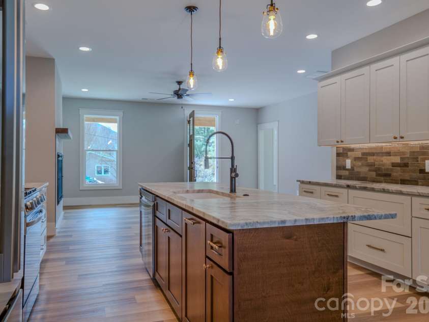 2 Holly Hill Court, Asheville, NC 28806.  MLS# CAR4356854, YatesRealty ID 6233. 