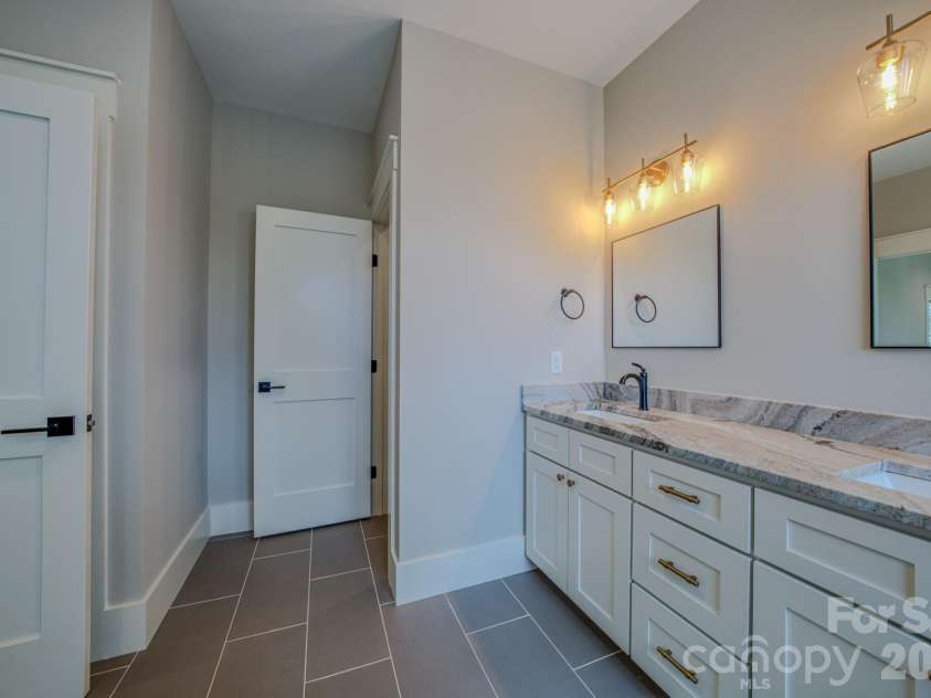 2 Holly Hill Court, Asheville, NC 28806.  MLS# CAR4356854, YatesRealty ID 6233. 