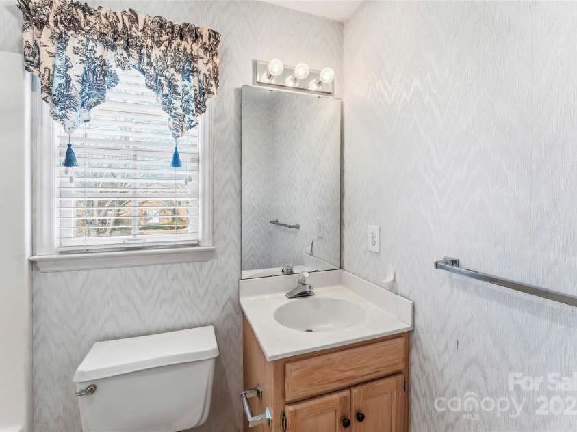4178 Morris Burn Drive, Concord, NC 28027.  MLS# CAR4325697, YatesRealty ID 6235. 2nd floor bath